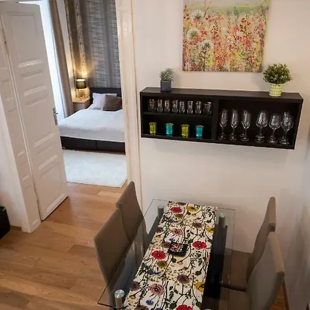 Kiraly Str Apartman With Free Parking Apartment